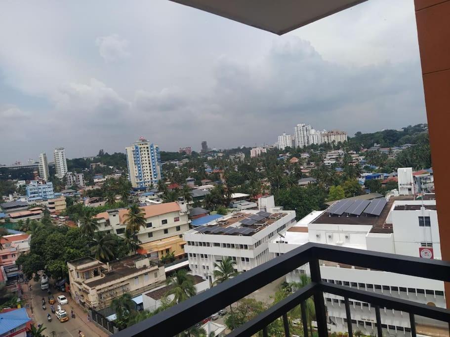 Luxurious Apartment With A Pool And Gym Near Trivandrum Railway Station Thiruvananthapuram Exterior foto