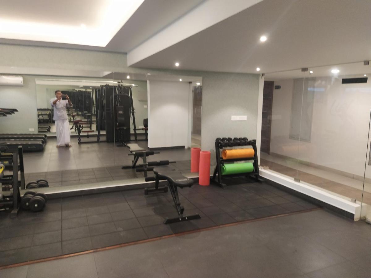 Luxurious Apartment With A Pool And Gym Near Trivandrum Railway Station Thiruvananthapuram Exterior foto